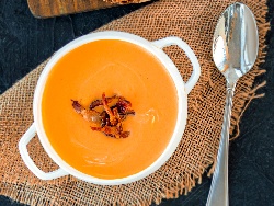 Крем супа от моркови, картофи, сметана и запържен бекон - снимка на рецептата